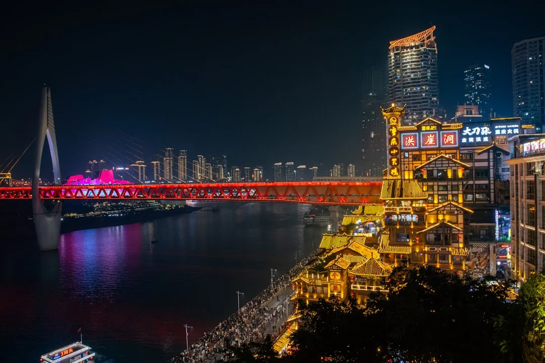 重庆年轻人追剧聚会都囤哪些休闲零食？童月依百货热门清单解析